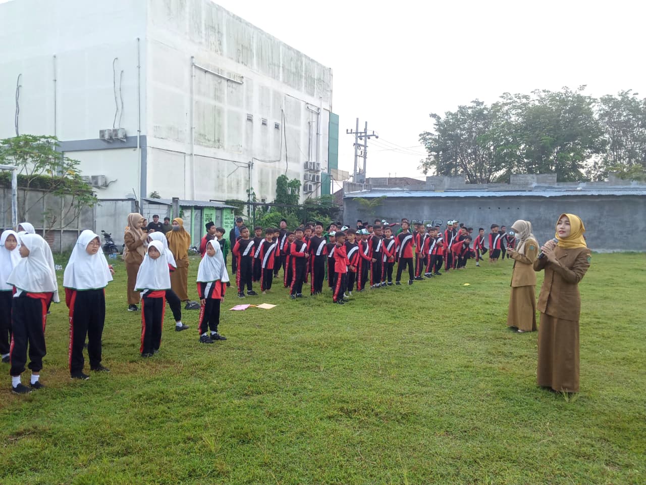 Siswa-SIswi MI Al-Hidayah Tarik Ikuti Tes Kebugaran Metode Rockport 1600 Meter